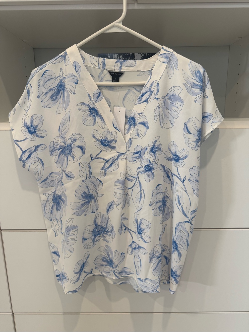 Ann Taylor Mixed Media White Floral V-Neck Blouse with Blue Sketch Print - Picture 3 of 4